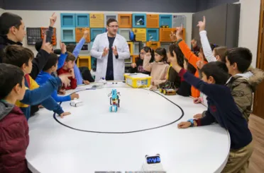 MERAM’DA GENÇLERE MEGA EĞİTİMLERLE YENİ UFUKLAR AÇILIYOR