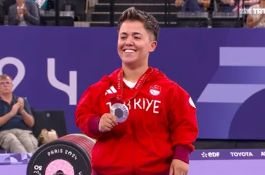 Meram'lı Besra Paris'te gümüş madalya kazandı!