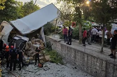 Nevşehirde Freni patlayan kamyon 10 aracı biçti, kanala düştü: 6 yaralı!