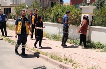 Polise bıçakla, gazetecilere taşla saldırdı