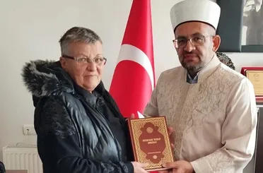 Romanyalı Cornella, Konya’da İslam’la Şereflendi!Yeni İsmi Zehra Oldu