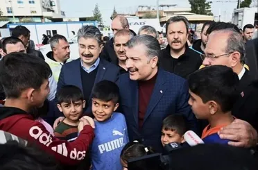 Sağlık Bakanı Koca, depremzedeleri ziyaret etti