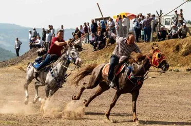 Yüzlerce yıllık atlı cirit geleneği köy düğünlerde yaşatılıyor