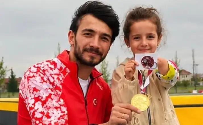 Abdullah Ilgaz’dan örnek davranış: Şampiyonluk madalyasını 6 yaşındaki Ela’ya verdi