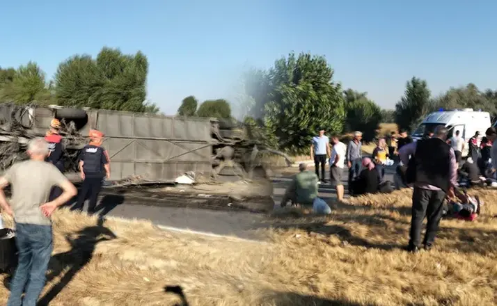 Afyonkarahisar’da yolcu otobüsü dehşeti! Bariyerlere çarpıp devrildi, 35 kişi yaralandı!