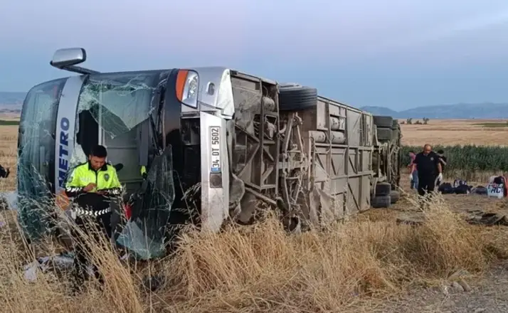 Amasya'da Yolcu Otobüsü Devrildi: 46 Yaralı, 2'sinin Durumu Ağır