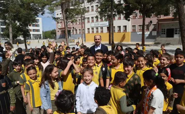 Başkan Altay, Çocukluk Yıllarının Geçtiği Okulda Öğrencilerle Buluştu