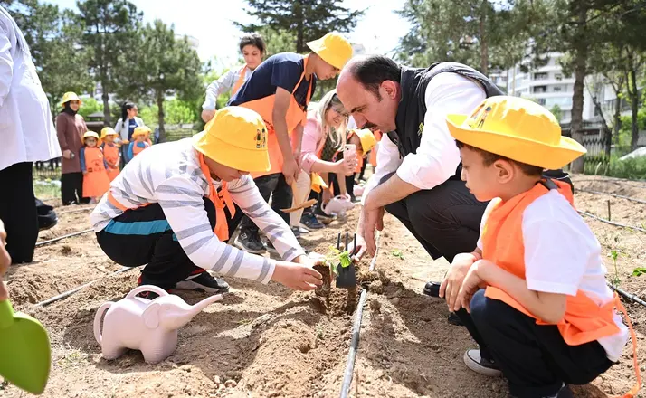 Başkan Altay Özel Gençlerle Birlikte Sebze Fidelerini Toprakla Buluşturdu