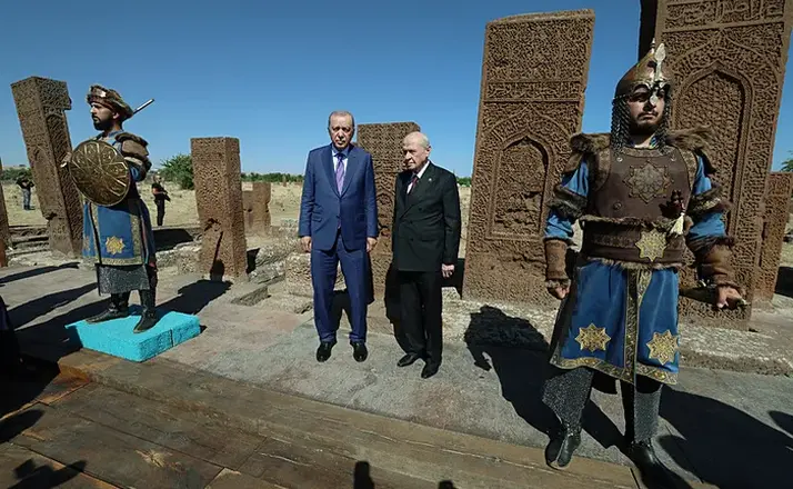 Cumhurbaşkanı Erdoğan ve Bahçeli’den Ahlat Selçuklu Mezarlığı’nda Anlamlı Ziyaret