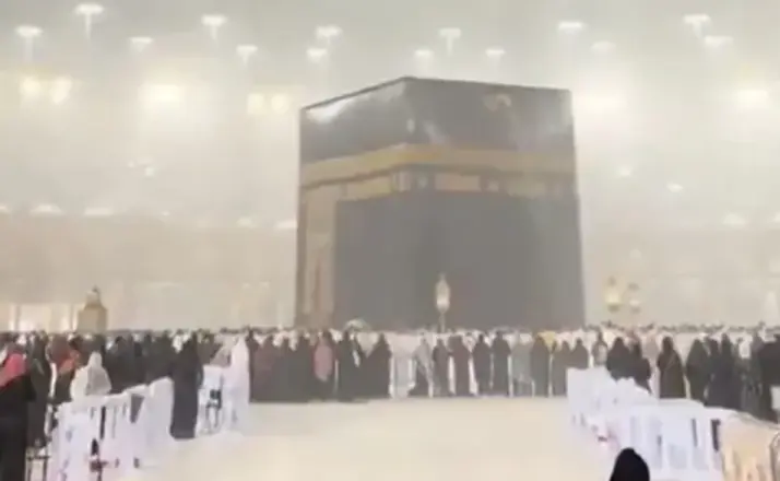 Kabe’de Yağmur Altında Tavaf! On Binlerce Müslüman Dua Etti!