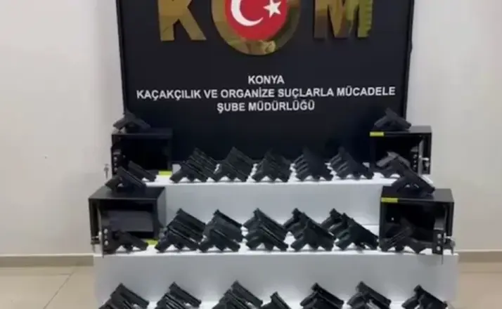 Kargodaki Çelik Kasalardan 100 Ruhsatsız Tabanca Çıktı
