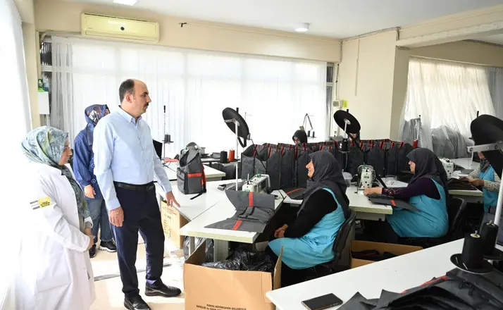 Konya’da Kadın Emeği Üretime Dönüşüyor: KOMEK’ten Bin Kadına İstihdam Desteği