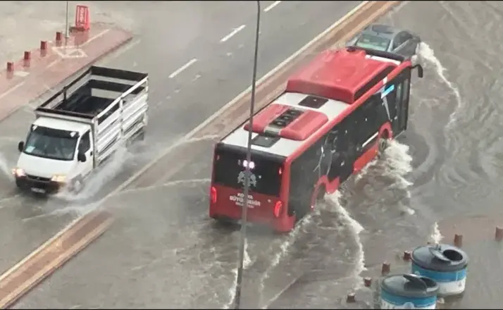 Konya’da Sağanak Alarmı: Yollar Göle Döndü, Araçlar Suda Mahsur Kaldı