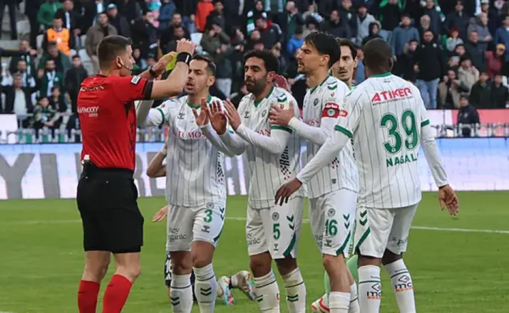 Konyasporlu Futbolculardan Hakem Yönetimine Sert Tepki!