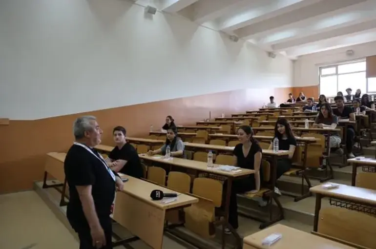 2.5 Milyondan Fazla Aday Ter Döktü! TYT'de Matematik Soruları Zorladı