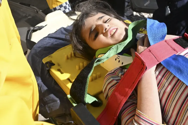 6 yaşındaki çocuk enkazdan sağ çıkarıldı