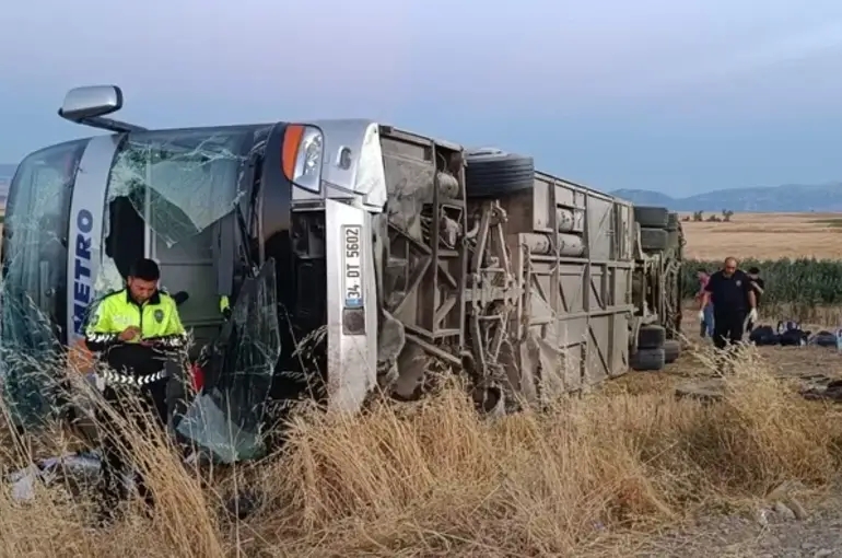 Amasya'da Yolcu Otobüsü Devrildi: 46 Yaralı, 2'sinin Durumu Ağır