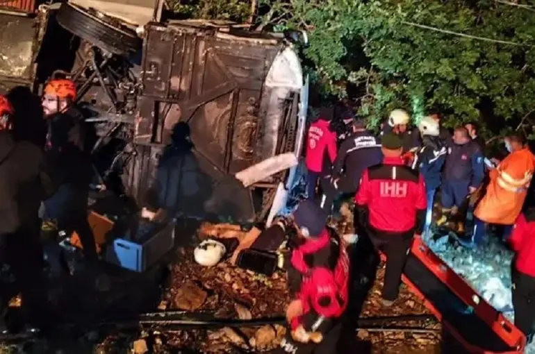 Antalya’da yolcu otobüsü devrildi: 10’u ağır 34 yaralı!