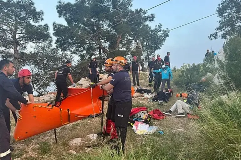 Antalya'nın Konyaaltı ilçesinde teleferik faciası: 1 ölü, 7 yaralı!