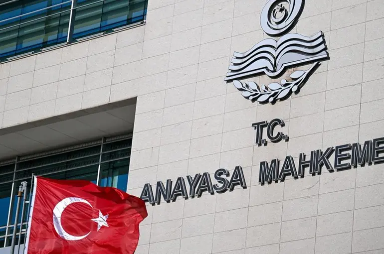 AYM’den Emsal Karar: Süresiz Nafaka Düzenlemesi İptal Edildi