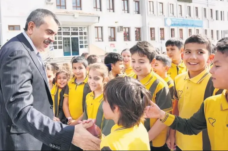 Bakan Tekin’den Dijital Uyarı: “Gençlerimizi Ekranların Merhametine Bırakmamalıyız”