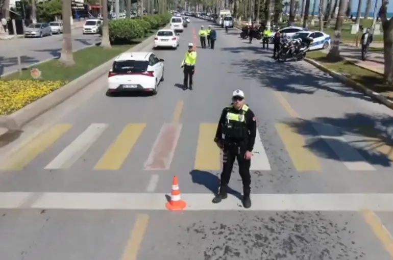 Bakan Yerlikaya: Bayram Tatili Boyunca Trafik Denetimlerimiz 24 Saat Esasına Göre Devam Ediyor!