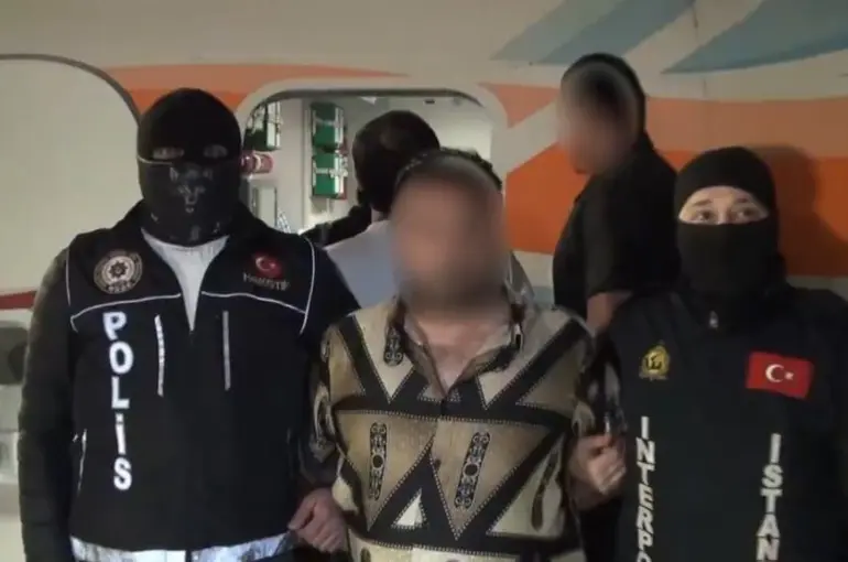 Bakan Yerlikaya Duyurdu: Kırmızı Bültenle Aranan 3 Şüpheli Yurtdışında Yakalandı!