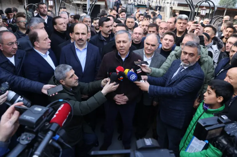 Bakan Yerlikaya Konya Kapu Camii'nde Bayram namazı kıldı Konyalılar ile bayramlaştı!