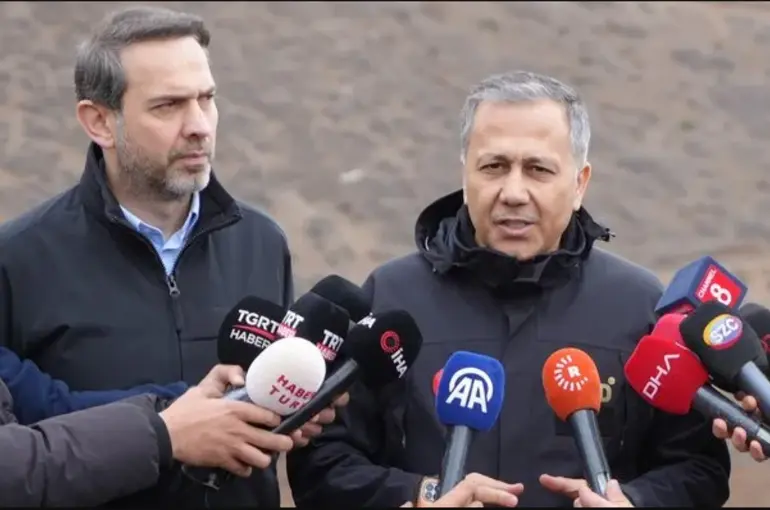 Bakan Yerlikaya: Maden bölgesinde heyelan riski! Arama kurtarma faaliyetleri durduruldu!