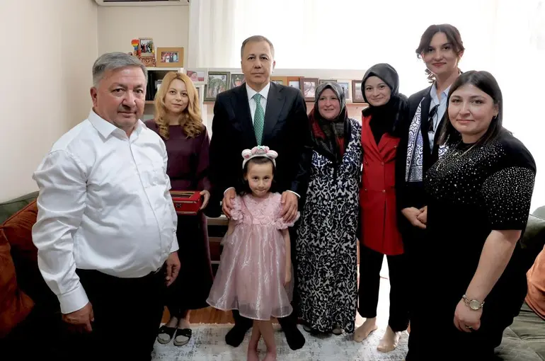 Bakan Yerlikaya'dan Konya'da Şehit Ailesine Ziyaret! Aziz Hatırası Asla Unutulmayacak!