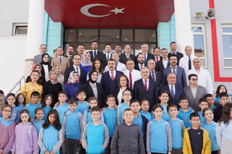 Bakan Yusuf Tekin'den Konya Beyşehir'deki okullara sürpriz ziyaret!