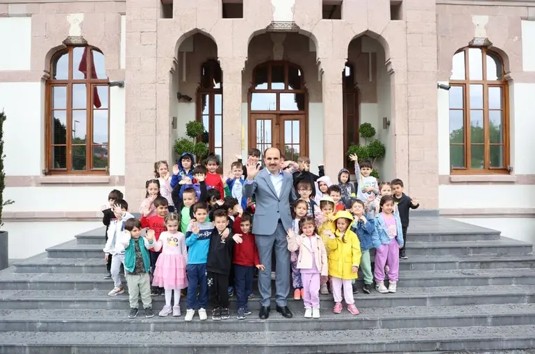 Başkan Altay Gençleri Doğum Günü Hediyeleriyle Sevindirecek