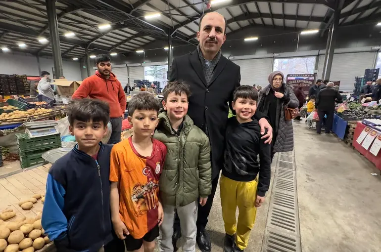 Başkan Altay İftar Öncesi Büyük Sinan Semt Pazarı’nı Ziyaret Etti