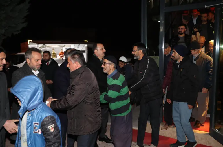 Başkan Altay İftar Öncesi ve Teravih Sonrası Konyalılarla Buluştu