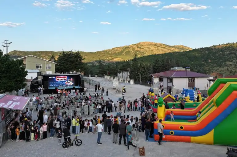 Başkan Altay: İlçelerde Yaz Akşamları Sinema Ve Çocuk Şenliğiyle Şenleniyor