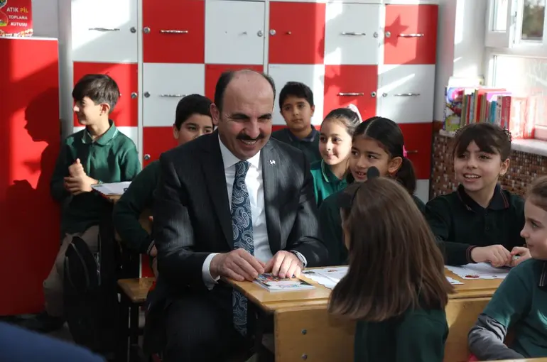 Başkan Altay Karne Heyecanı Yaşayan Öğrencileri Tebrik Etti