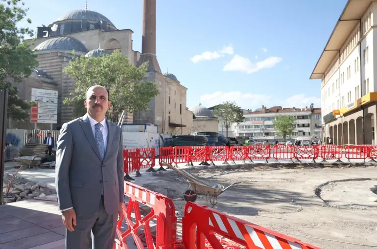 Başkan Altay Mevlana Cadde’sinde Süren Yenileme Çalışmalarını Yerinde İnceledi