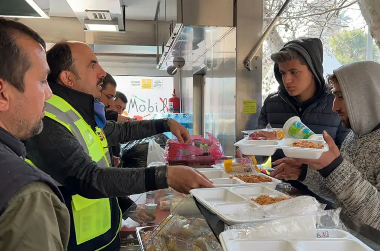 Başkan Altay Mobil Mutfak Tırı ve Ekmek Fırınında Yemek Dağıtımı Yaptı