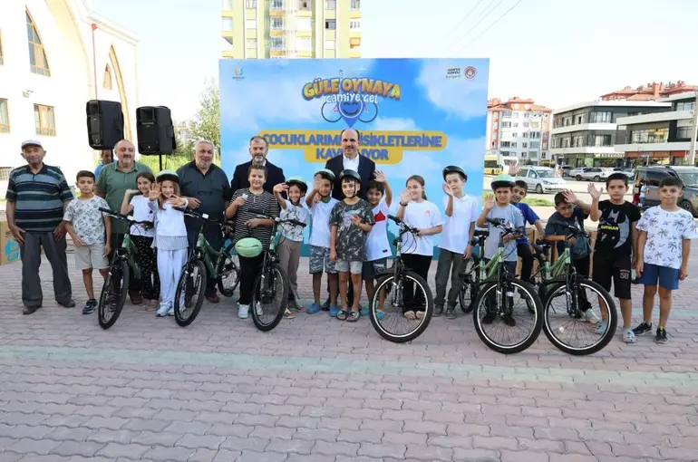 Başkan Altay, Sabah Namazına Giderek Bisiklet Kazanan Çocuklarla Buluştu!