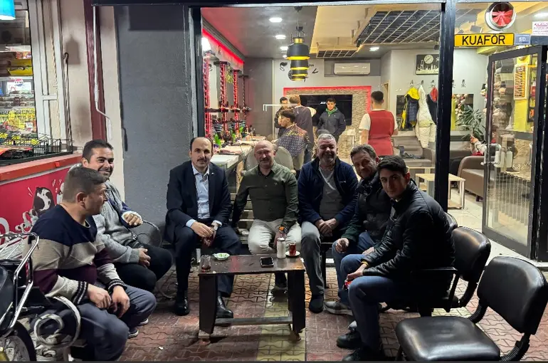 Başkan Altay Teravih Sonrası Gençlerle Sohbet Etti, Esnafların Çay Davetine Katıldı