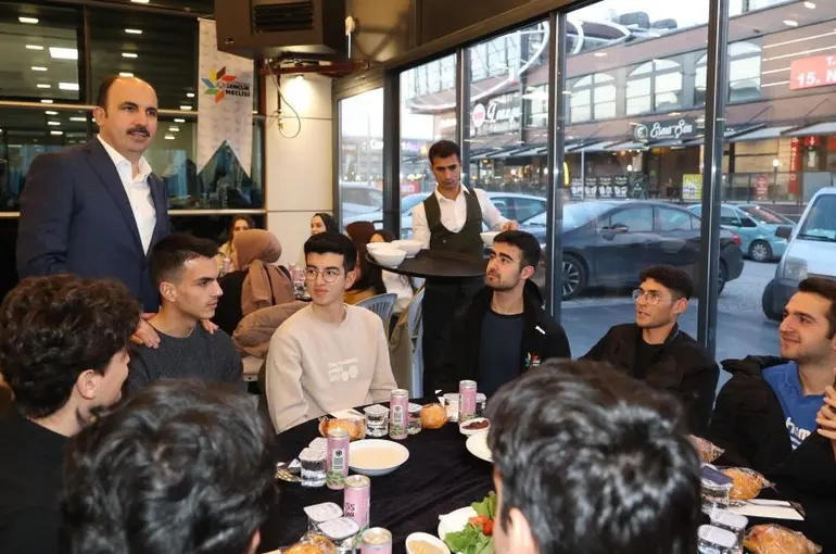 Başkan Altay Üniversiteli Gençlerle İftar Yaptı!