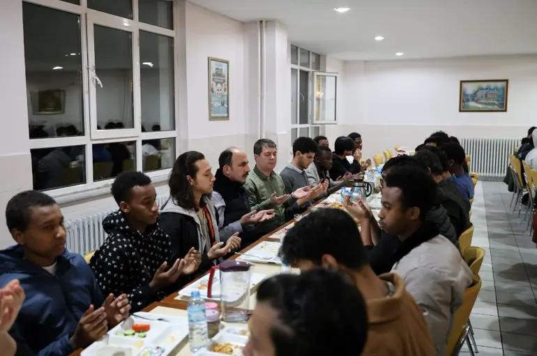 Başkan Altay ve Milletvekili Özer Öğrencilerle Sahurda Buluştu!