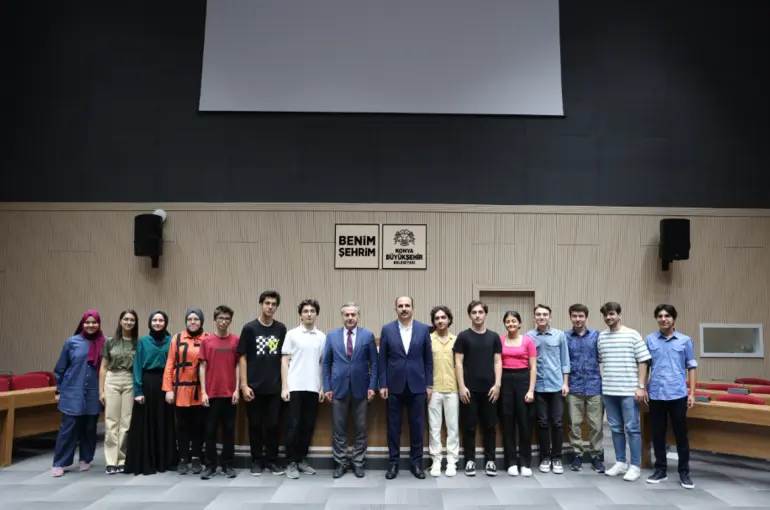 Başkan Altay Yks’de İlk 100’e Giren Konyalı Öğrencilerle Bir Araya Geldi