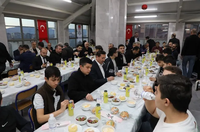 Başkan Hasan Kılca, Öğrencilik Döneminde Kaldığı Yurtta İftar Yaptı!