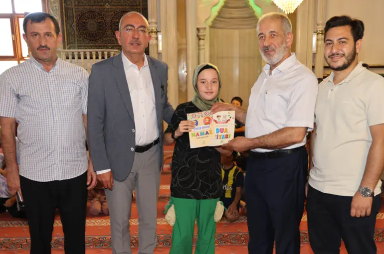 Başkan Kavuş Çocuklara Kitap Hediye Etti