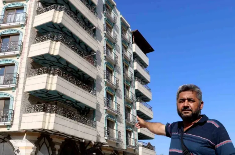 Bu binayı gören yıkılacak korkusuyla kaçıyor!Deprem değil mimar eğmiş