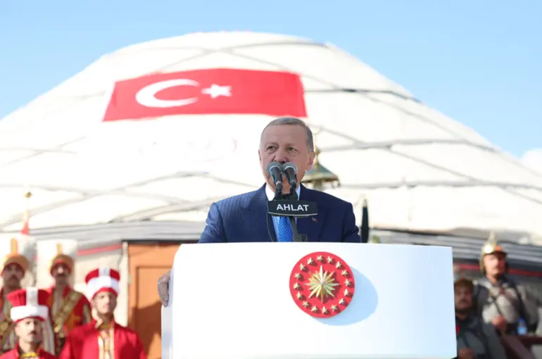 Cumhurbaşkanı Erdoğan:Malazgirt Anadolu'daki hükümranlığımızın kapılarını açmıştır