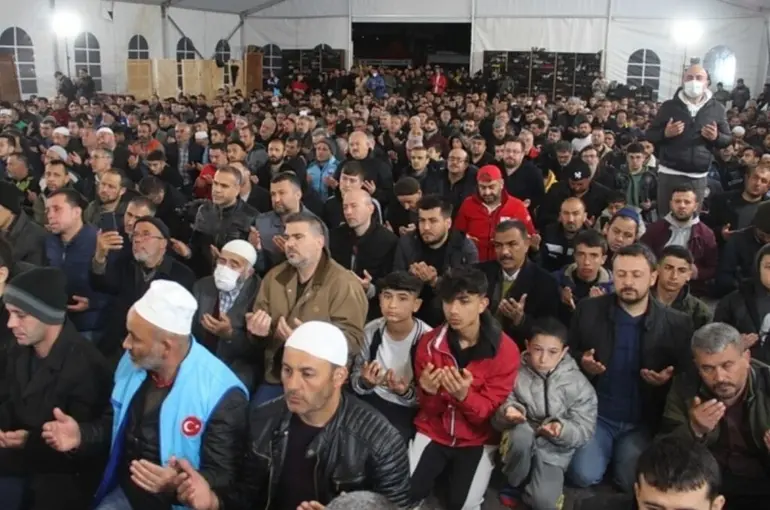 Depremin merkezinde Berat Kandili'nde eller semaya açıldı