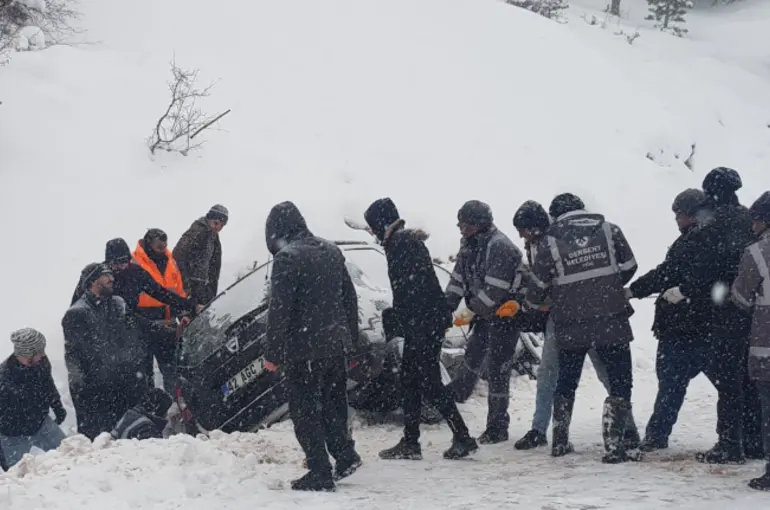 Derbent Aladağ Kayak Merkezi Yolunda Araçlar Kayarak Refüje Saplandı. Sarıl Arama Kurtarma olay yerindeydi.