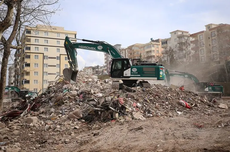 Enkaz kaldırma çalışmaları devam ediyor